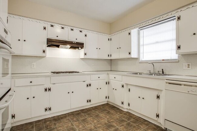 Building Photo - No Application Fees* $500 off 1st months r...