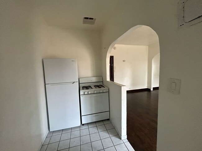 Building Photo - 1102 S Mariposa Ave