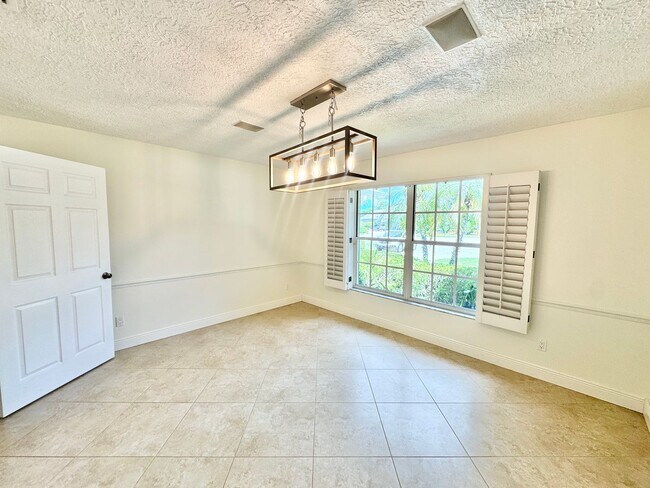 Building Photo - ** BERKSHIRE LAKES ** 3 BED + DEN / 2.5 BA...