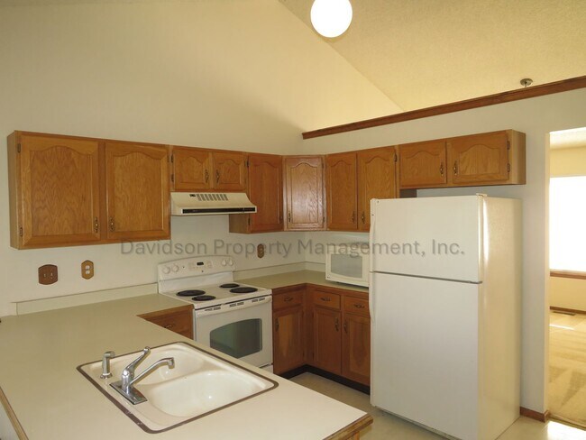 Building Photo - Spacious 3 Bedroom House on the West Side with Mountain Views