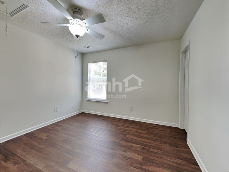 Building Photo - 6016 Glen Way Dr