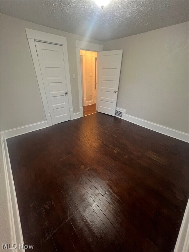 Building Photo - 716 Grace Ave