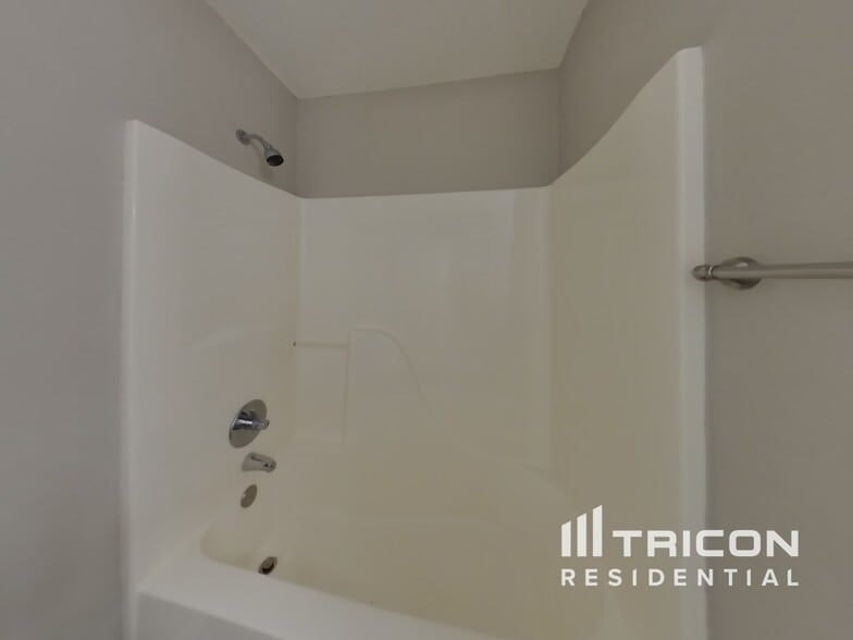 Building Photo - 484 Brookstone Dr