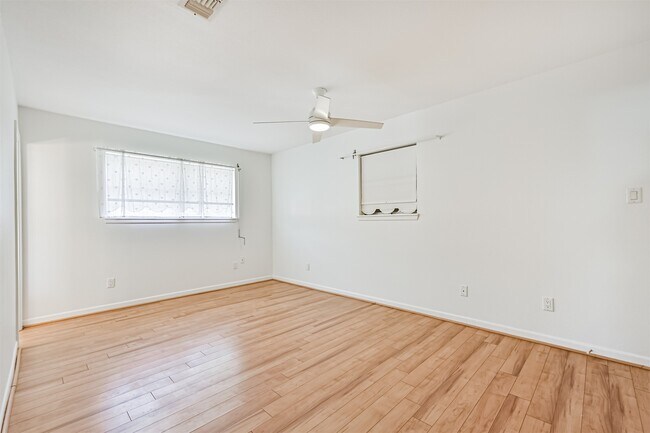 Building Photo - 2920 Heron Dr