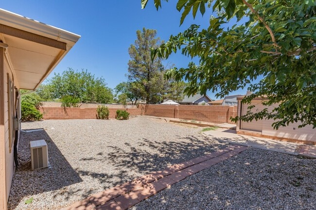 Building Photo - 3 Bedroom 2 Bath Home