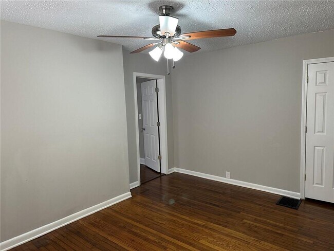 Building Photo - 2415 Crestview Ave