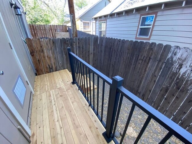 Building Photo - 2 Bedroom Townhouse - Garage/Washer-Dryer ...