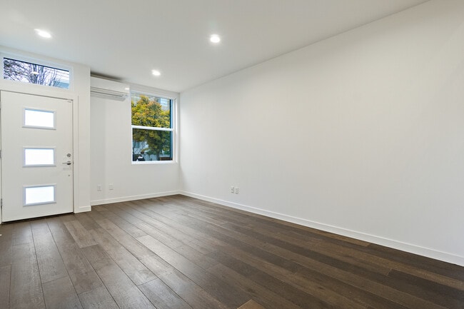 Building Photo - 2614 SW Nevada St