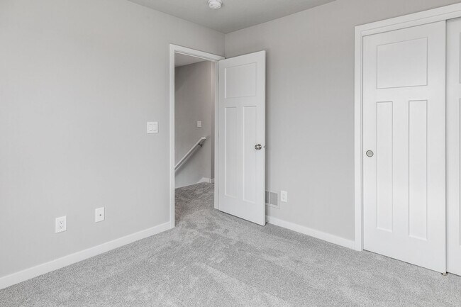 Building Photo - Stunning 3 Bedroom Home Nestled in Norwalk