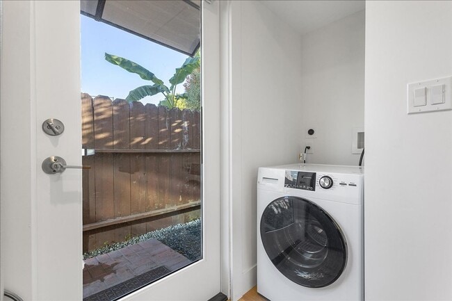 Building Photo - 1012 Broadway