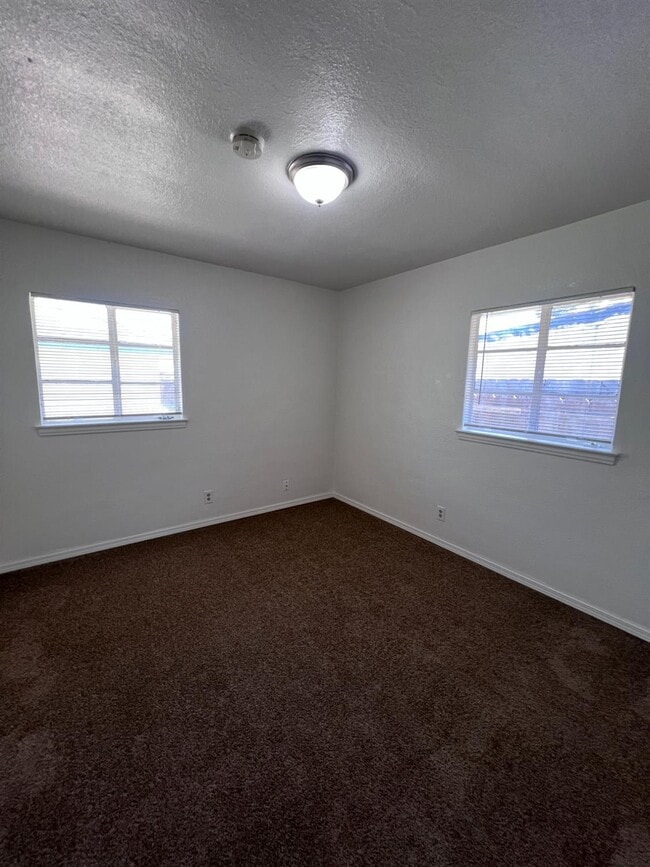 Building Photo - 2905 E Lamona Ave