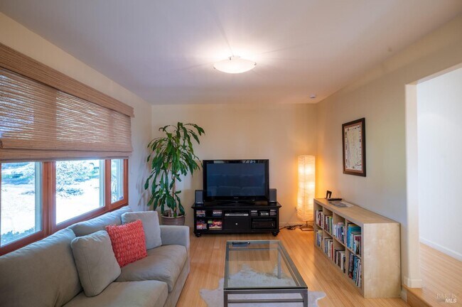 Building Photo - 452 Chestnut Ave