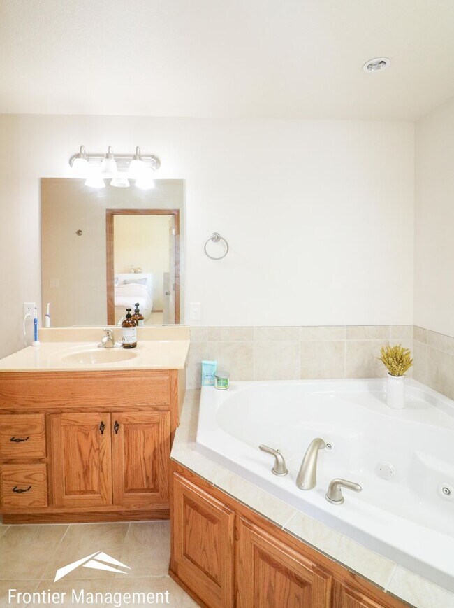 Building Photo - 416 Stone Grove Dr