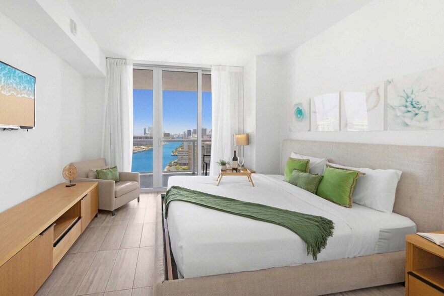 Building Photo - 2602 E Hallandale Beach Blvd