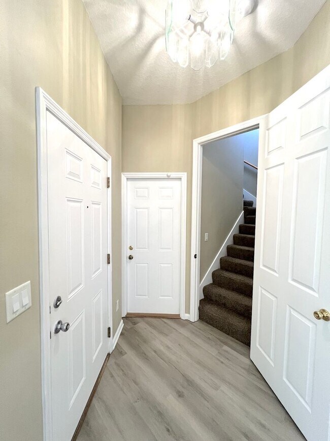 Building Photo - Huge 4 Bed 3 Bath 2 Car Townhome w FENCED YARD  for Rent!