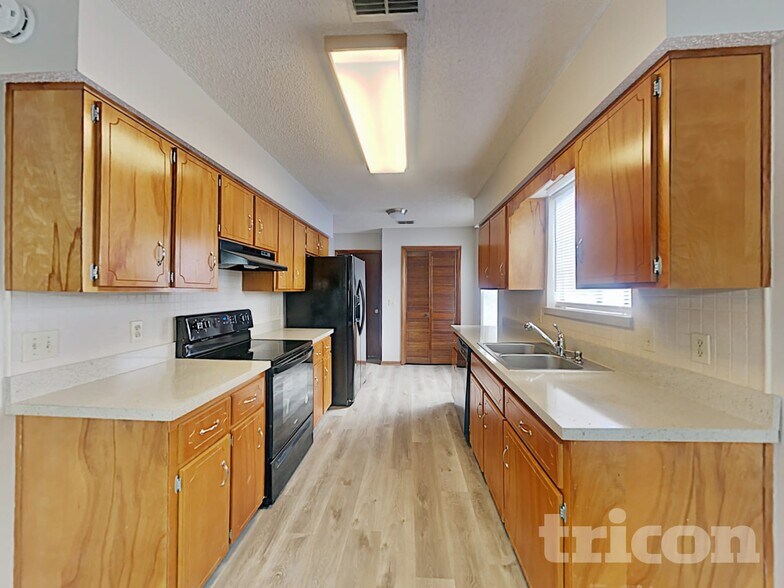 Building Photo - 10660 Squires Ct