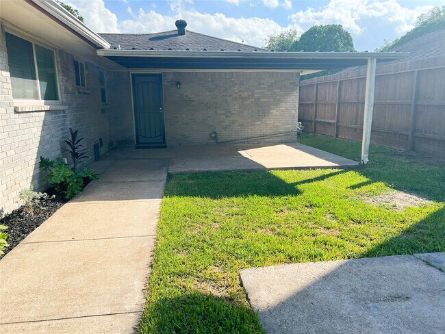 Building Photo - 3515 Castledale Dr
