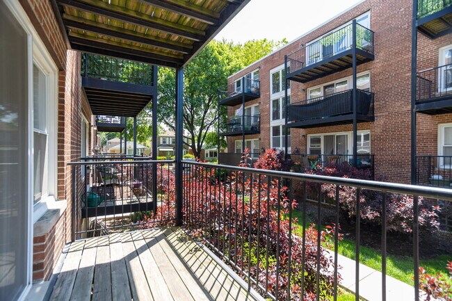 Building Photo - 2622 W Catalpa Ave
