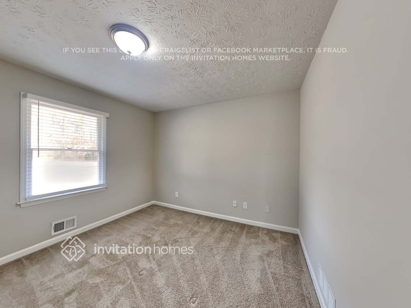 Building Photo - 300 E Country Woods Dr