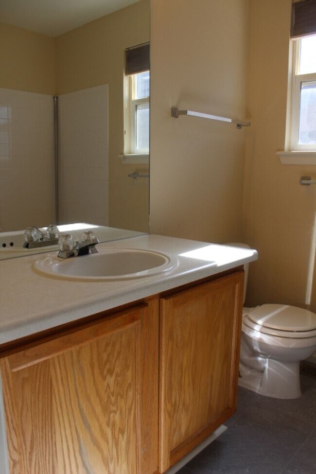 Building Photo - Beautiful 3 BR/2 1/2 BA Home in Highlands Ranch!