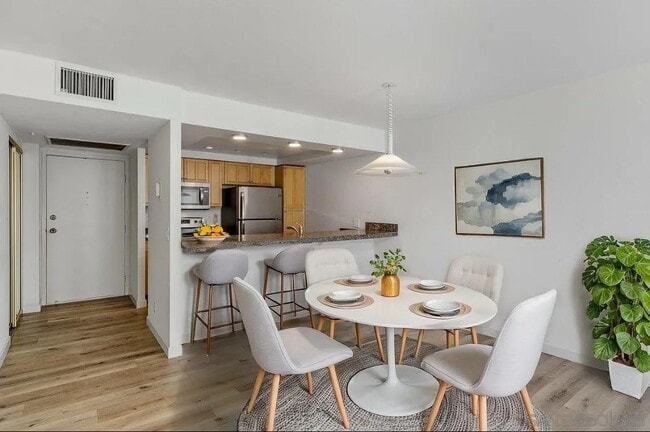 Building Photo - "Chic 1-Bedroom Oasis with Modern Elegance...