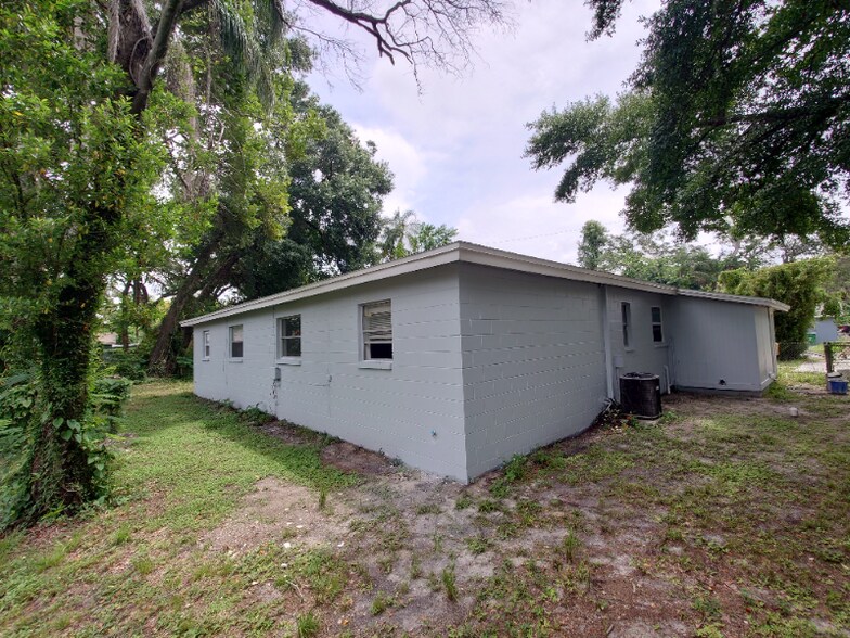 Building Photo - 9402 N 15th St