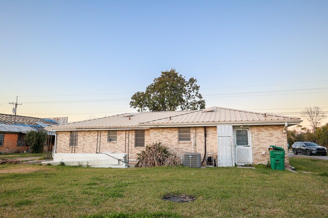 Building Photo - 2624 LA-1