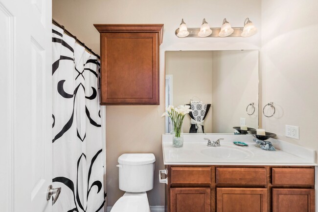 Building Photo - 4bed/4.5 LakeRidge Townhome Available for ...