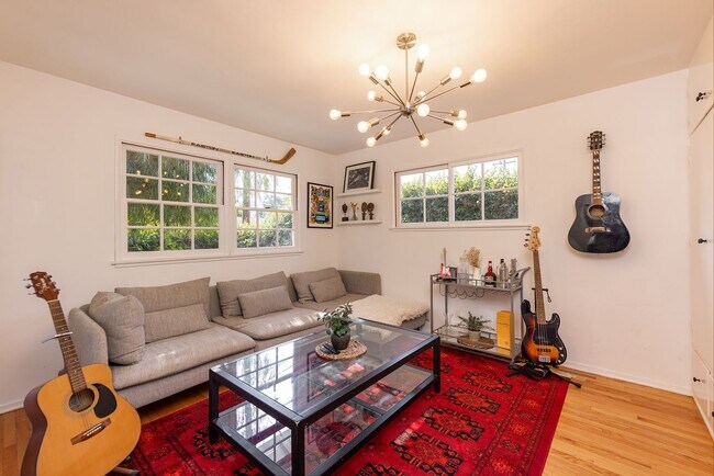 Building Photo - Downtown cottage