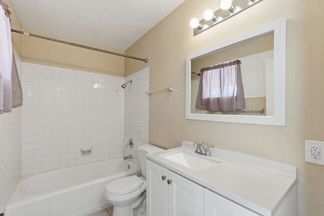 Building Photo - Light-Filled Tucson 2 Bedroom Rental – Move In This November!