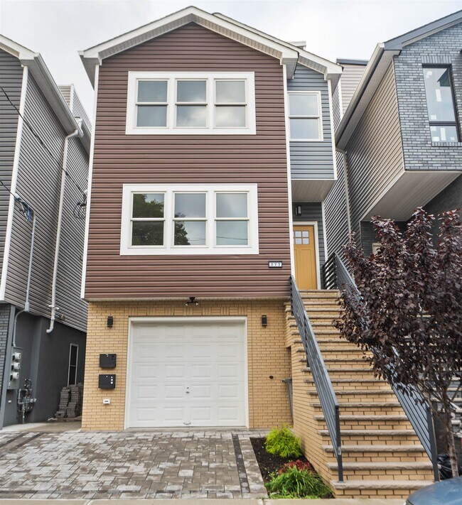 Building Photo - 277 Pearsall Ave