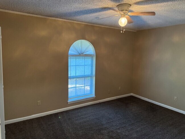 Building Photo - 610 Pine Cone Dr