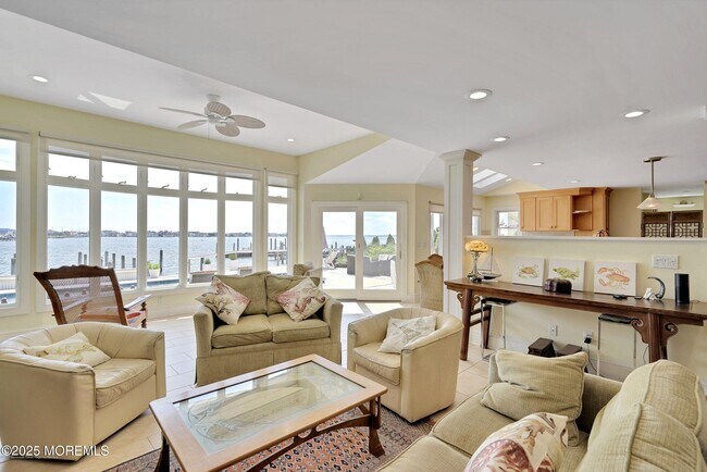 Building Photo - 323 Cove Dr