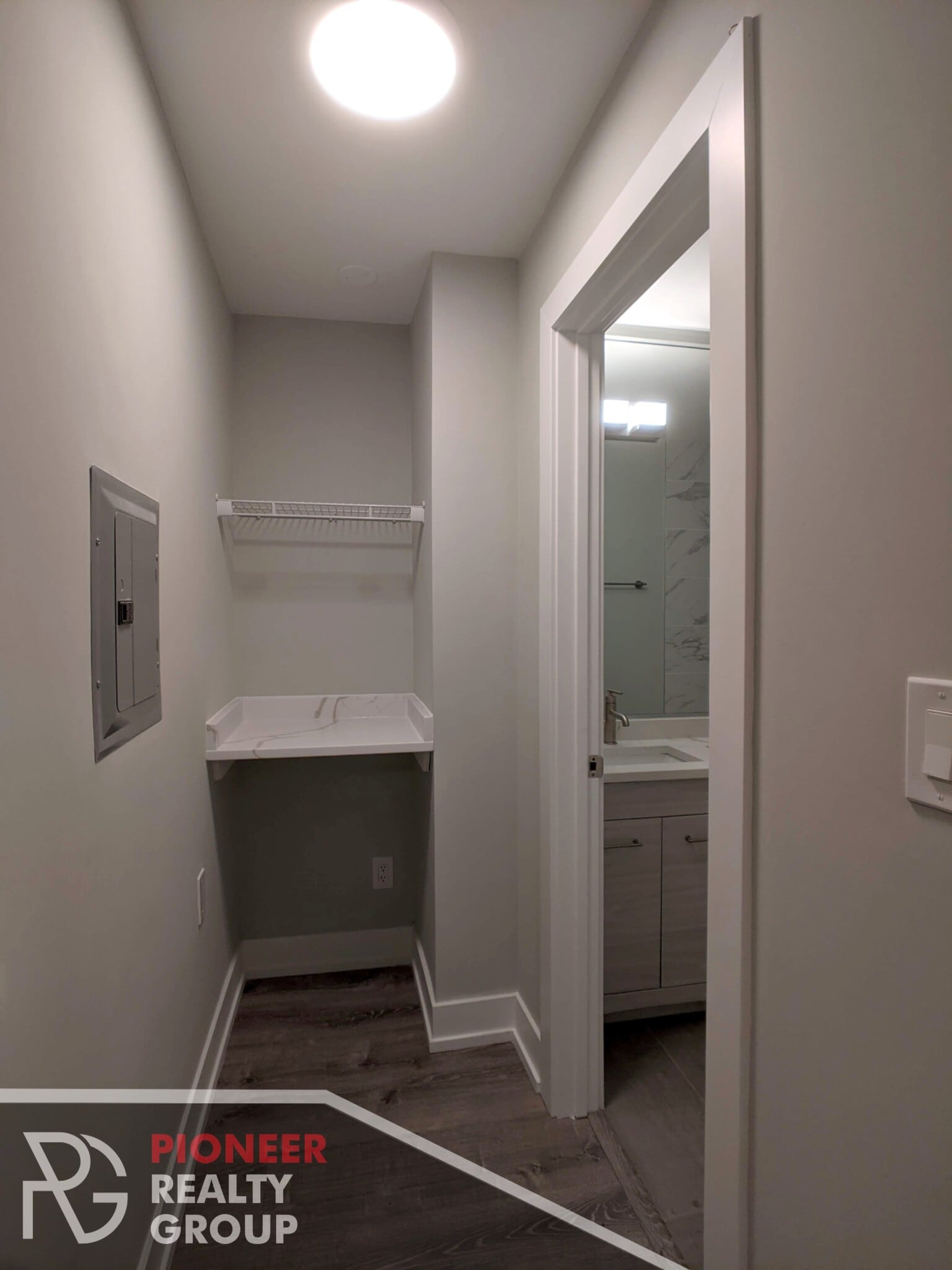 Building Photo - 456 W Barry Ave