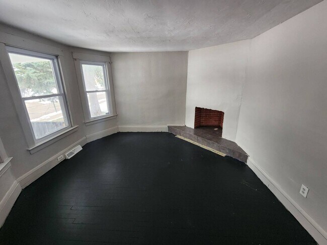 Building Photo - Charming 3-Bedroom Property in Prime Location (Section 8 Vouchers Accepted)