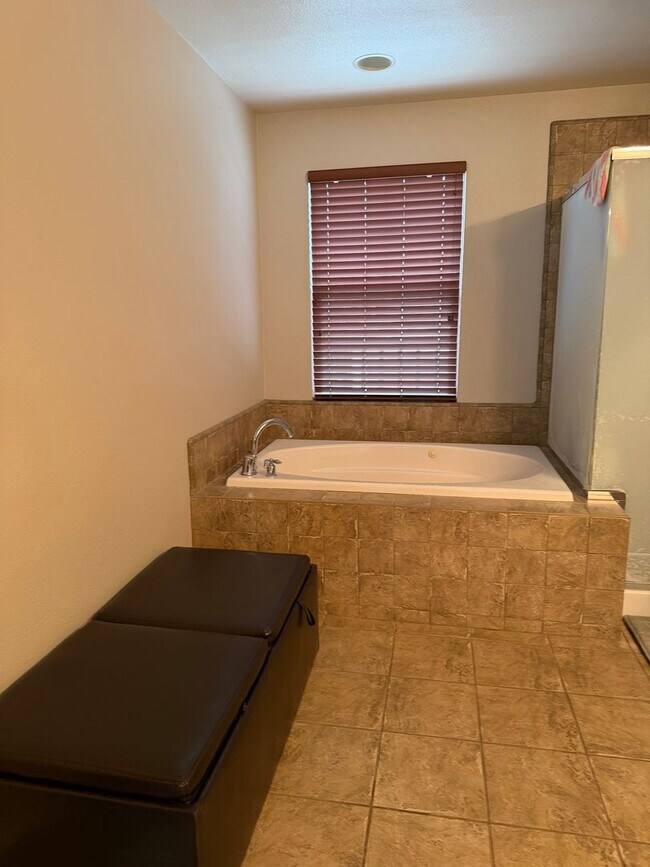 Building Photo - Gorgous 4 bedroom, 3 full bath home with pool