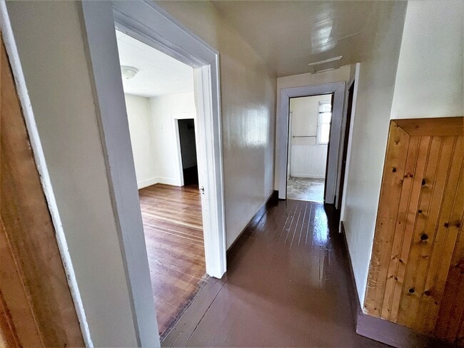 Building Photo - 1111 W 4th- 4 bedroom house