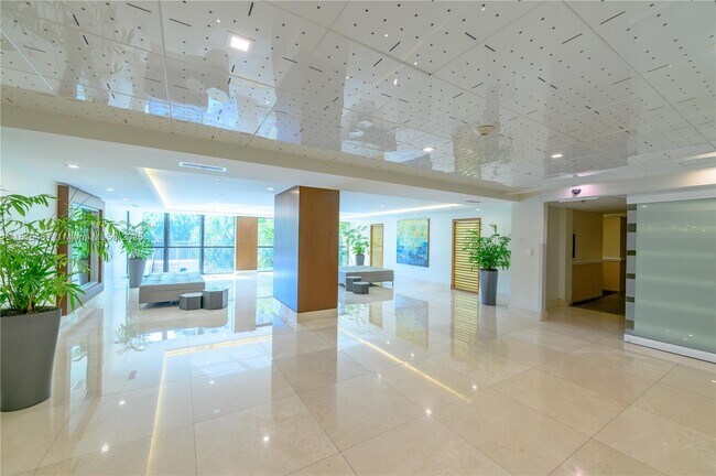 Building Photo - 540 Brickell Key Dr