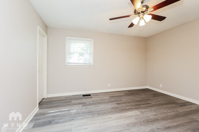 Building Photo - 907 Briar Ct