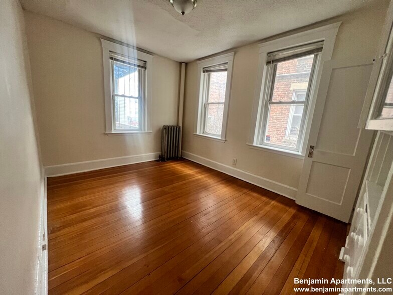 Building Photo - 15 Barrows St