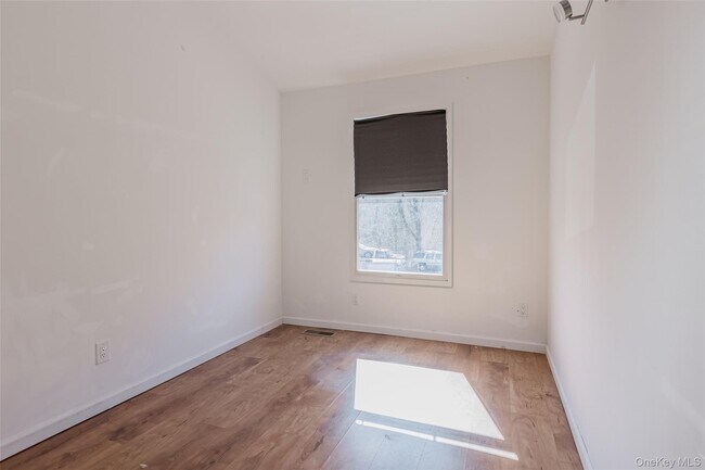 Building Photo - 606 E Jericho Tpke