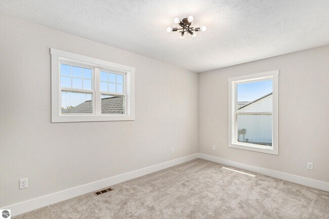 Building Photo - 4712 Owl View Dr