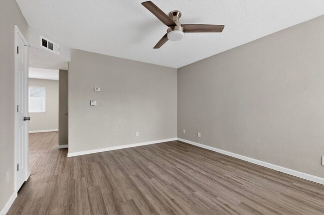 Building Photo - 1812 Buena Vista Dr SE