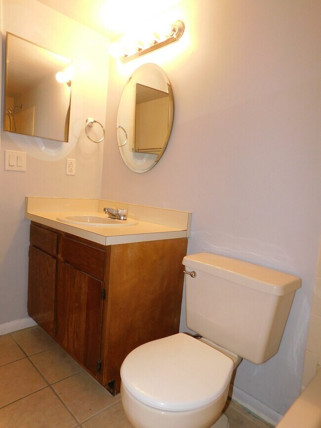 Building Photo - Spacious 2/2 Marchwood townhouse!