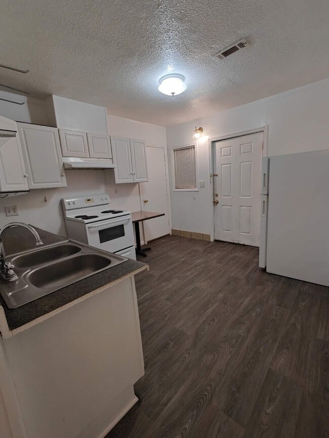 Kitchen - 1922 Watkins St