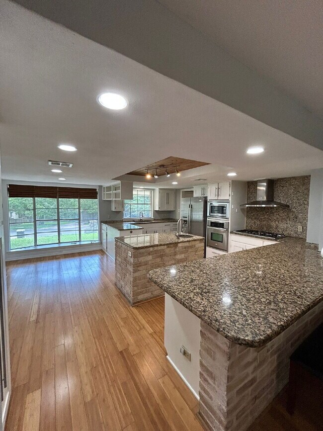 Building Photo - Spacious 5-Bedroom Home Steps from Walnut ...