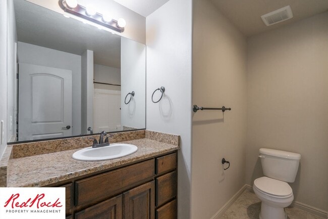 Building Photo - Lovely townhome with Community Pool!