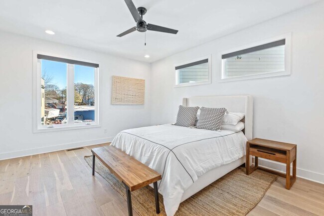 Building Photo - 2424 Memorial Dr SE