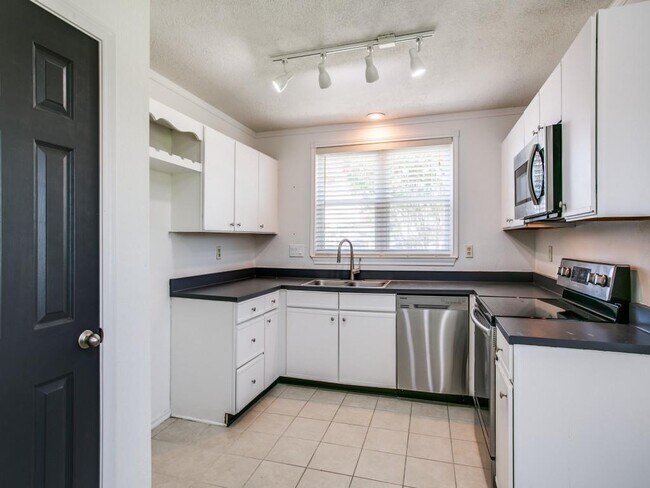 Building Photo - 2401 Brooke Ct