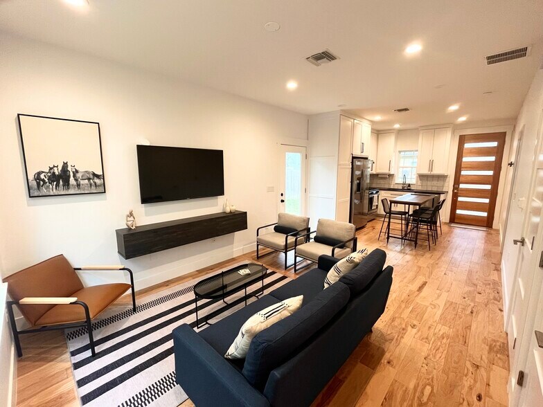 Building Photo - 4411 Lareina Dr
